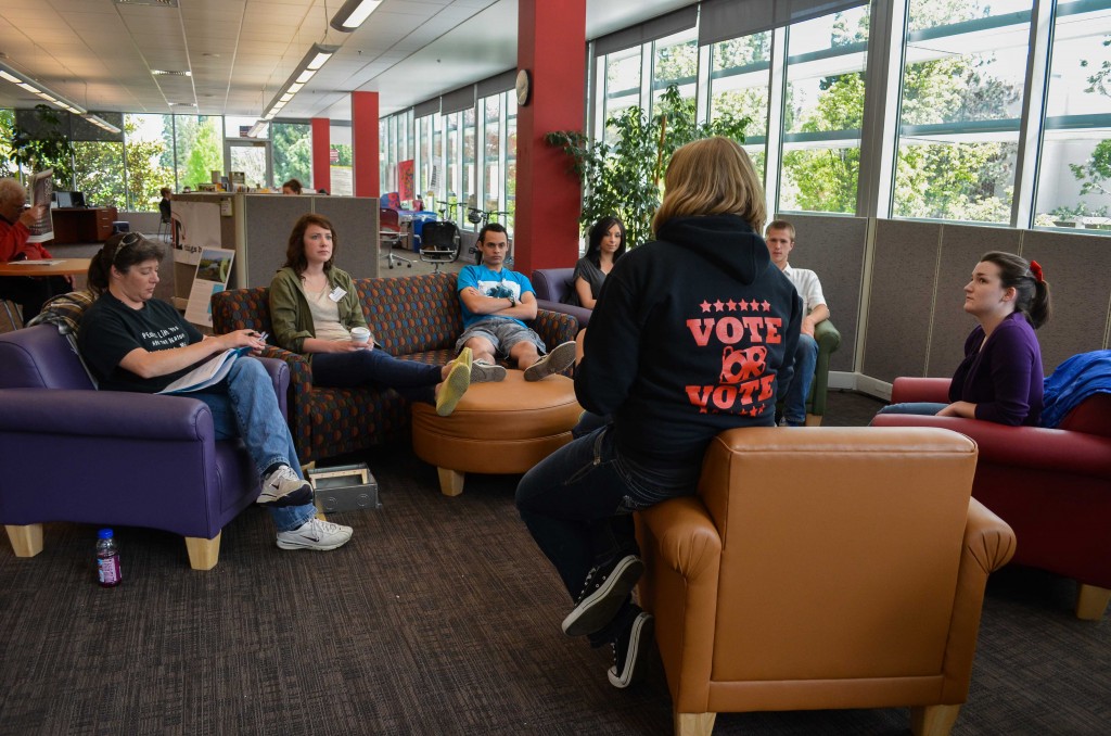 The ASSOU internship program durring it's weekly meeting discussing the importance of voters on campus. (Karoline Curcin/The Siskiyou.)