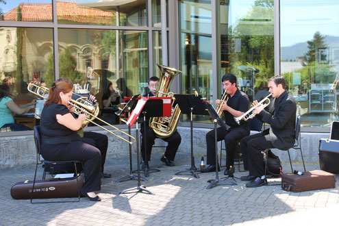 A SOAR performance outside of Hannon Library. (Kristy Evans/The Siskiyou)